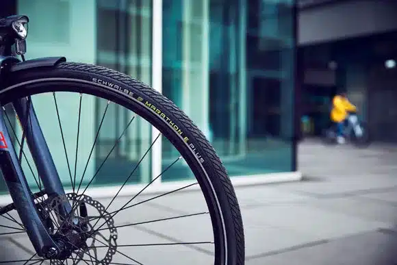 Vorderreifen eines E-Bikes mit der Aufschrift