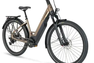 Vorderansicht eines braun-schwarzen Stevens E-Universe 9.8.1 Plus FEQ Crossover-Pedelecs mit tiefem Einstieg, Gepäckträger und Federgabel.