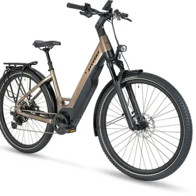 Vorderansicht eines braun-schwarzen Stevens E-Universe 9.8.1 Plus FEQ Crossover-Pedelecs mit tiefem Einstieg, Gepäckträger und Federgabel.