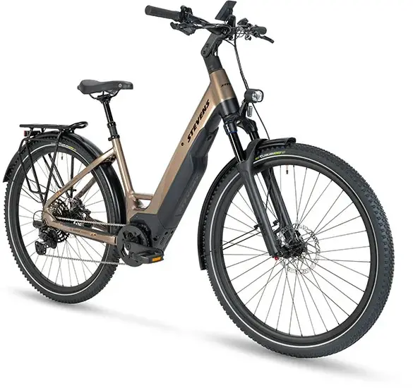 Vorderansicht eines braun-schwarzen Stevens E-Universe 9.8.1 Plus FEQ Crossover-Pedelecs mit tiefem Einstieg, Gepäckträger und Federgabel.