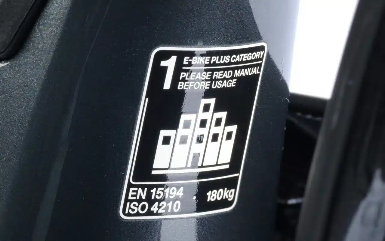 Nahaufnahme eines Aufklebers auf dem Rahmen eines E-Bikes, der die
