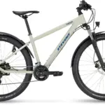 Seitenansicht eines Stevens Furious 27.5 Fahrrads in heller Farbgebung mit Schutzblechen, Lichtanlage und Federgabel.