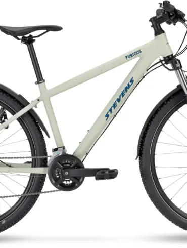 Seitenansicht eines Stevens Furious 27.5 Fahrrads in heller Farbgebung mit Schutzblechen, Lichtanlage und Federgabel.