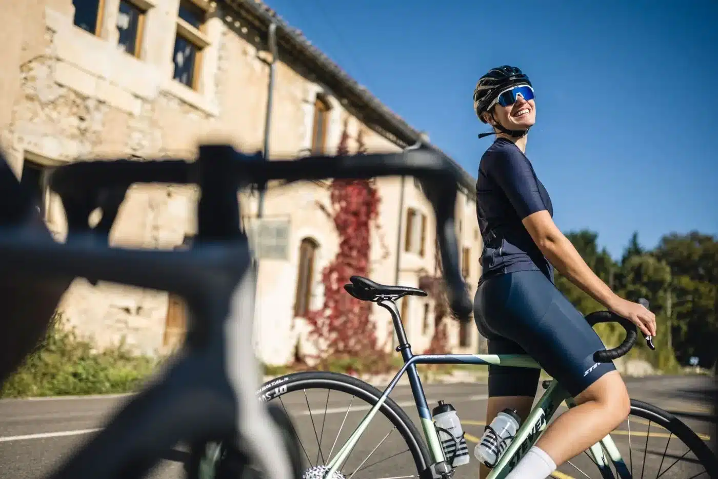 Sportfahrerin mit Rennrad im Freien