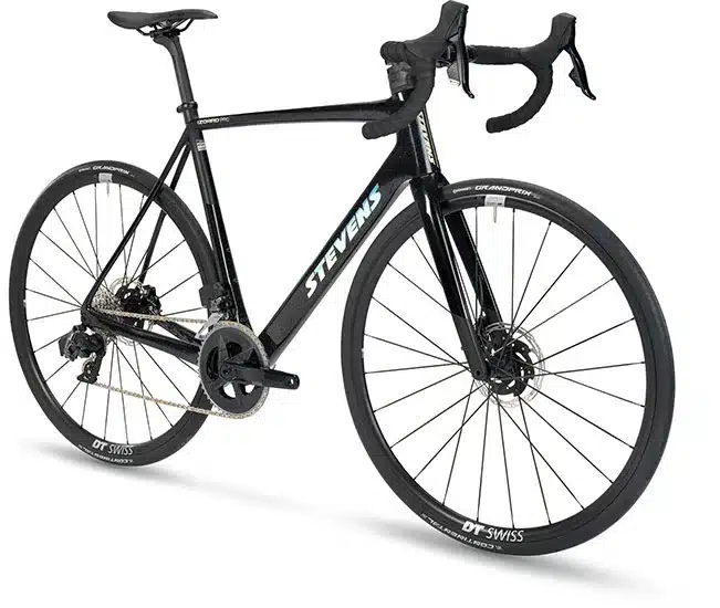 Schwarz glänzendes Stevens Izoard Pro Disc Rennrad mit geradem Lenker, Vittoria Reifen und DT Swiss Felgen, von vorne links fotografiert.
