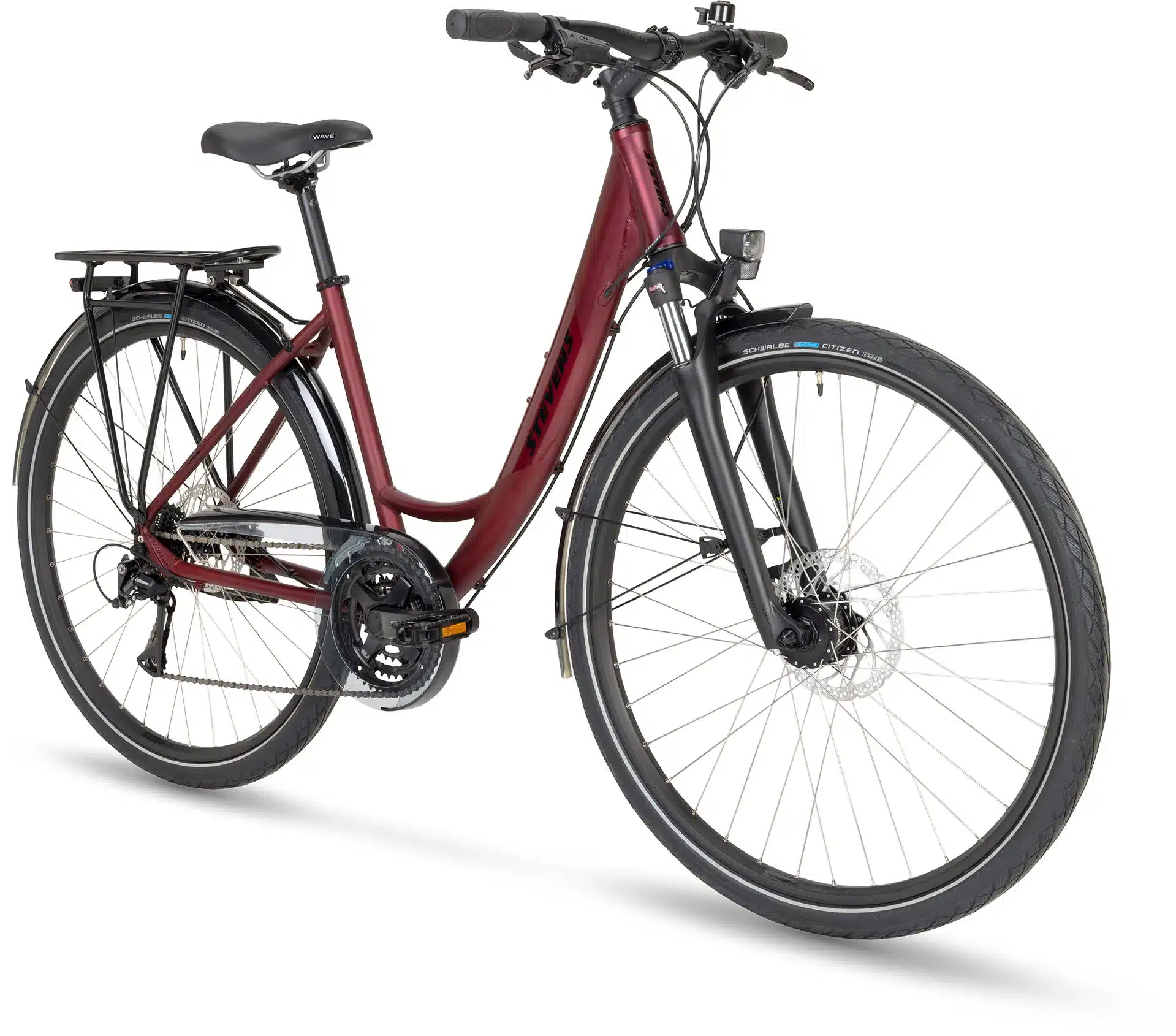 Ein dunkelrotes Stevens Jazz Forma Trekkingrad mit kompletter Ausstattung wie Schutzblechen, Gepäckträger, Lichtanlage und Nabendynamo, fotografiert von vorne links auf weißem Hintergrund.