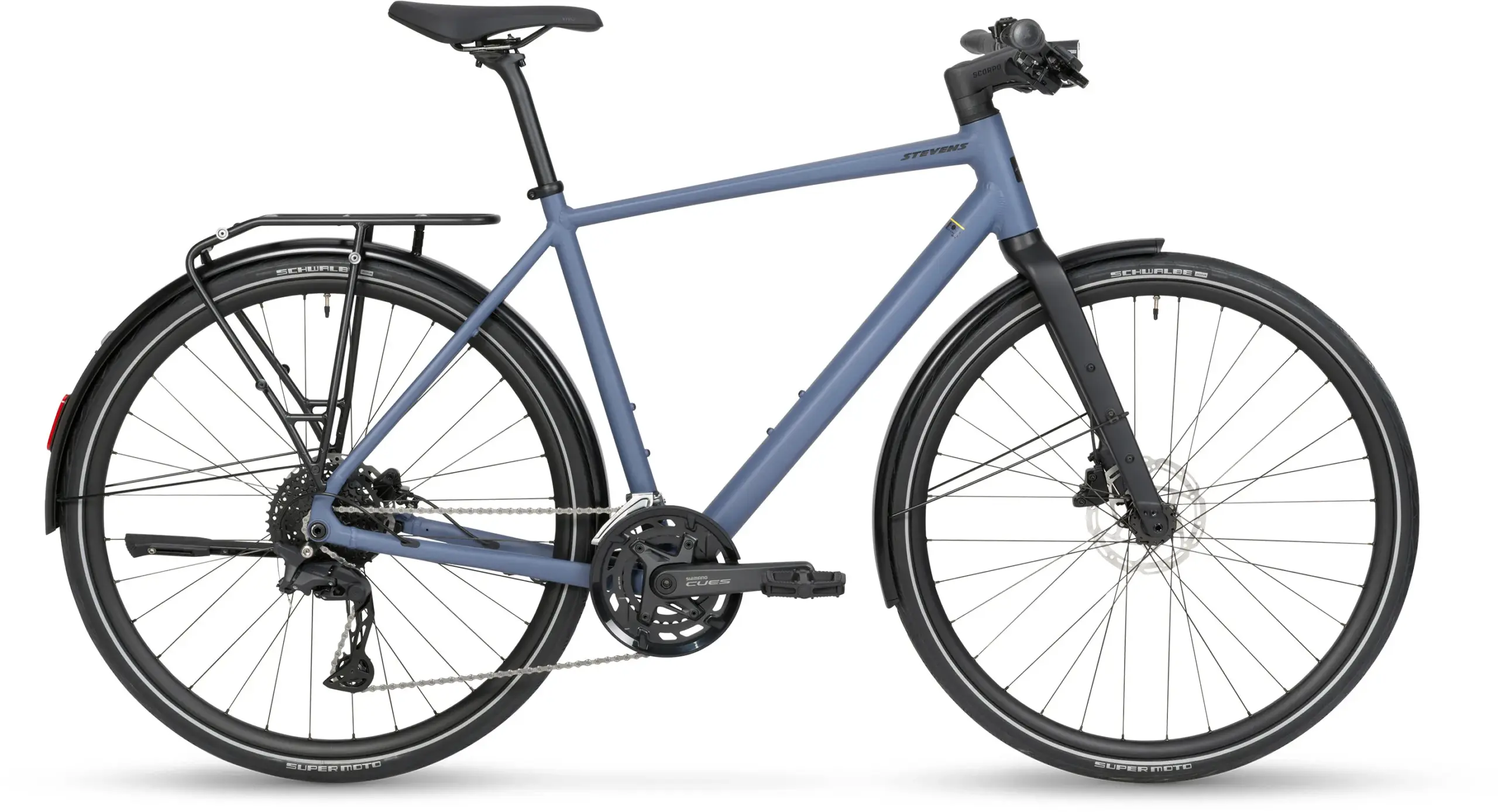 Seitenansicht eines blauen Stevens Kalea 6.1 HT Urban Bikes mit Gepäckträger und Schutzblechen.