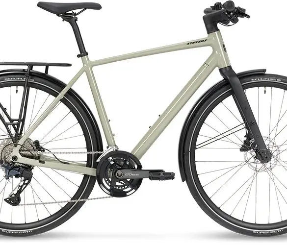 Seitenansicht eines hellgrünen Stevens Kalea 7.1 Urban-Bikes mit Gepäckträger, Schutzblechen und Nabendynamo.