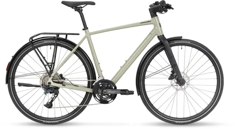 Seitenansicht eines hellgrünen Stevens Kalea 7.1 Urban-Bikes mit Gepäckträger, Schutzblechen und Nabendynamo.