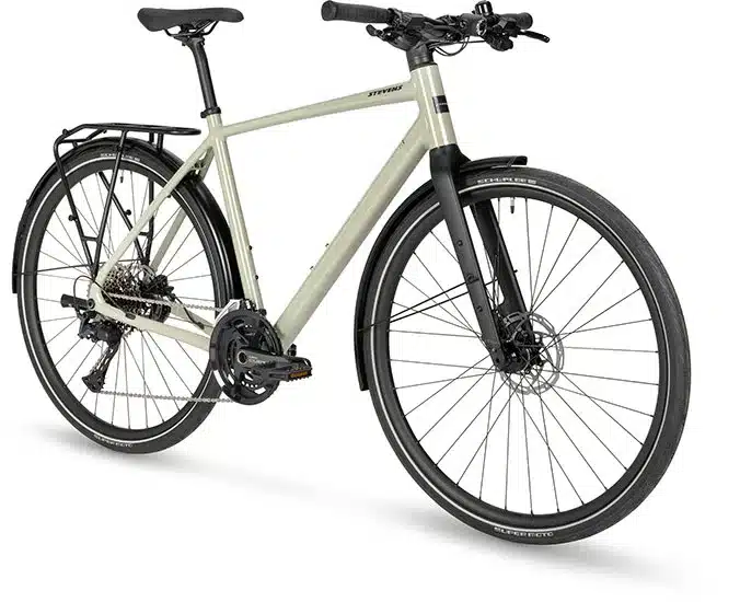 Ein Stevens Kalea 7.1 Urban-Bike in neutralem Grau, von vorne betrachtet, ideal für den Stadtverkehr.