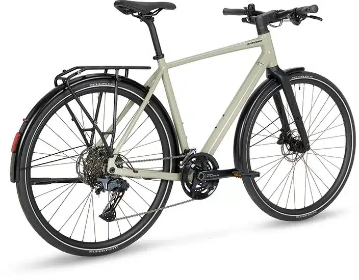 Seitenansicht eines hellgrauen Stevens Kalea 7.1 Urban-Bikes mit Gepäckträger, Schutzblechen und Nabendynamo.