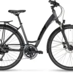STEVENS Savoie Forma Fahrrad, ein schwarzes Damenrad mit Aluminiumrahmen, Federgabel, Gepäckträger und Scheibenbremsen.