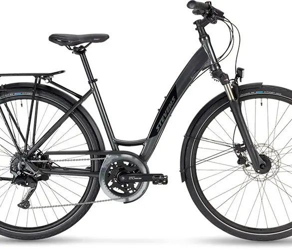 STEVENS Savoie Forma Fahrrad, ein schwarzes Damenrad mit Aluminiumrahmen, Federgabel, Gepäckträger und Scheibenbremsen.