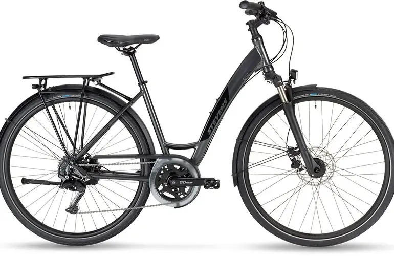 STEVENS Savoie Forma Fahrrad, ein schwarzes Damenrad mit Aluminiumrahmen, Federgabel, Gepäckträger und Scheibenbremsen.