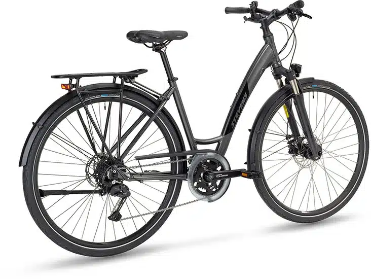 Graues STEVENS Savoie Forma Fahrrad mit Gepäckträger und Federgabel.
