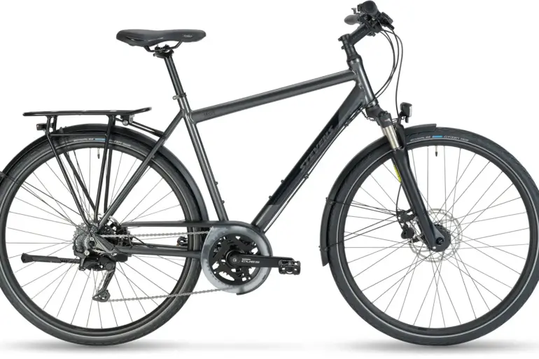 Ein Stevens Savoie HT Fahrrad in Phantom Grey, seitlich abgebildet auf weißem Hintergrund, mit Fokus auf Rahmen, Laufräder und Ausstattung.