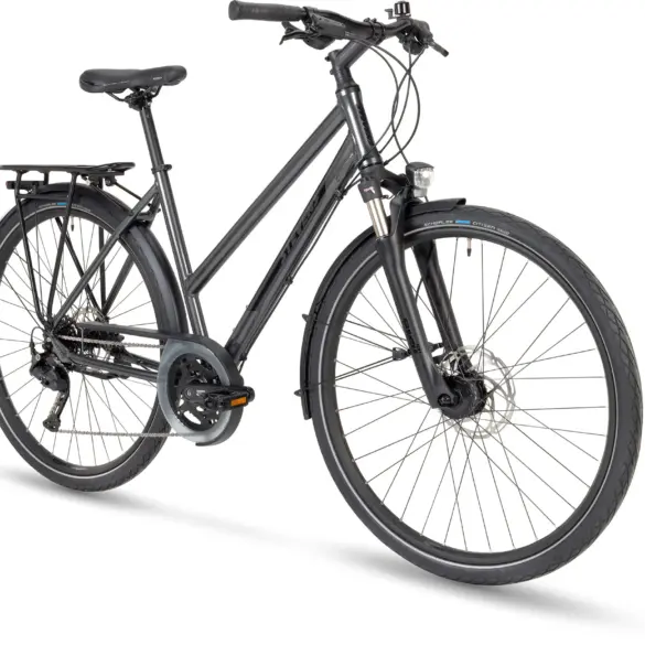 Graues Stevens Savoie LT Fahrrad von vorne mit Gepäckträger und Schutzblechen.