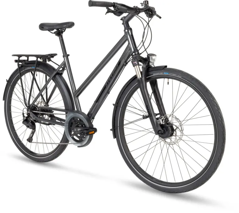 Graues Stevens Savoie LT Fahrrad von vorne mit Gepäckträger und Schutzblechen.