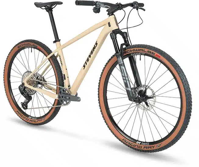 Ein Stevens Sonora GX AXS Mountainbike in Sandstone-Farbe mit Vollfederung und 29-Zoll-Rädern.