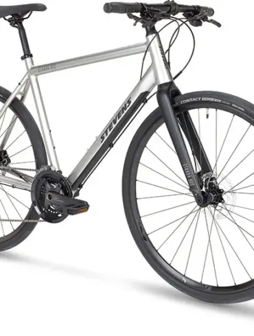 Vorderansicht eines Stevens Strada 800 Fahrrads in Silber, auf weißem Hintergrund.