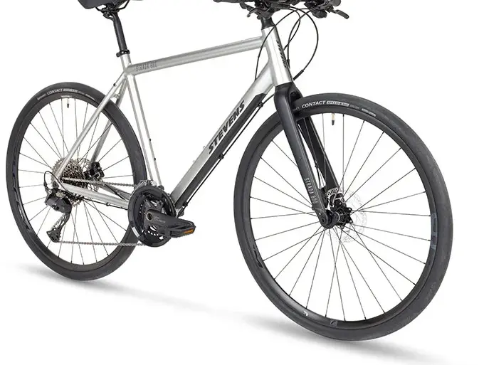 Vorderansicht eines Stevens Strada 800 Fahrrads in Silber, auf weißem Hintergrund.