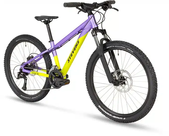 Stevens Team RC 24 Junior-Trail-Bike in der Farbvariante Lemon Lavender und Space Black mit 24-Zoll-Laufrädern, Federgabel und hydraulischen Scheibenbremsen.