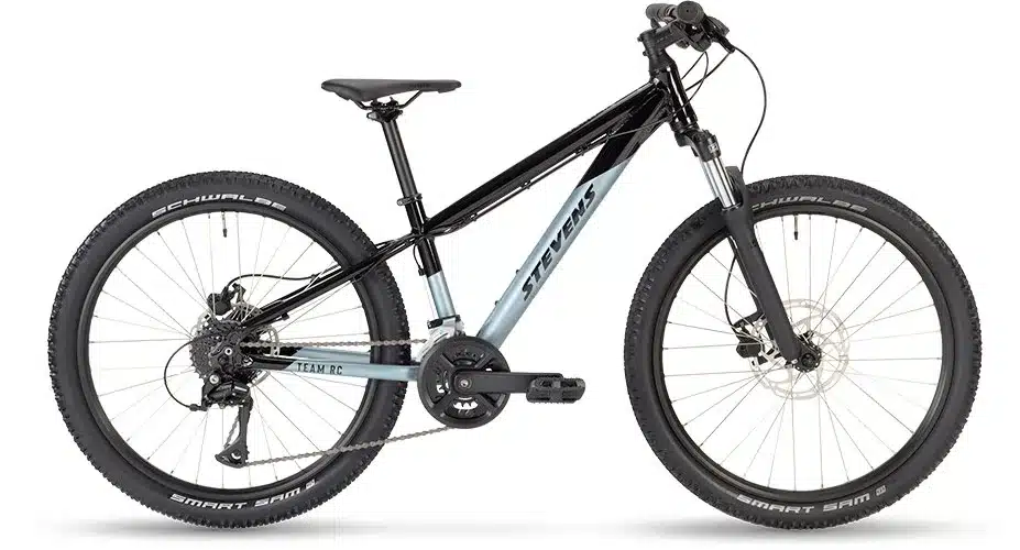 Stevens Team RC 24 Junior-Trail-Bike in Schwarz und Hellblau mit 24-Zoll-Rädern, Federgabel und Scheibenbremsen.