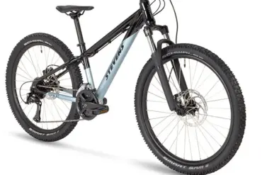 Stevens Team RC 24 Junior-Trail-Bike, ein Mountainbike für junge Fahrer mit Aluminiumrahmen, Federgabel und 24-Zoll-Laufrädern.