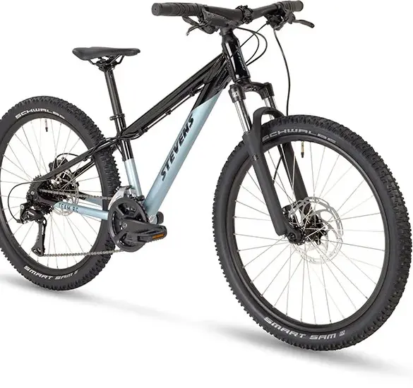 Stevens Team RC 24 Junior-Trail-Bike, ein Mountainbike für junge Fahrer mit Aluminiumrahmen, Federgabel und 24-Zoll-Laufrädern.