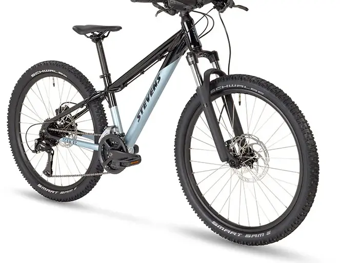 Stevens Team RC 24 Junior-Trail-Bike, ein Mountainbike für junge Fahrer mit Aluminiumrahmen, Federgabel und 24-Zoll-Laufrädern.