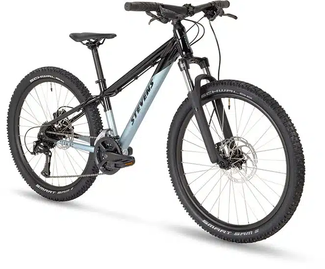 Stevens Team RC 24 Junior-Trail-Bike, ein Mountainbike für junge Fahrer mit Aluminiumrahmen, Federgabel und 24-Zoll-Laufrädern.
