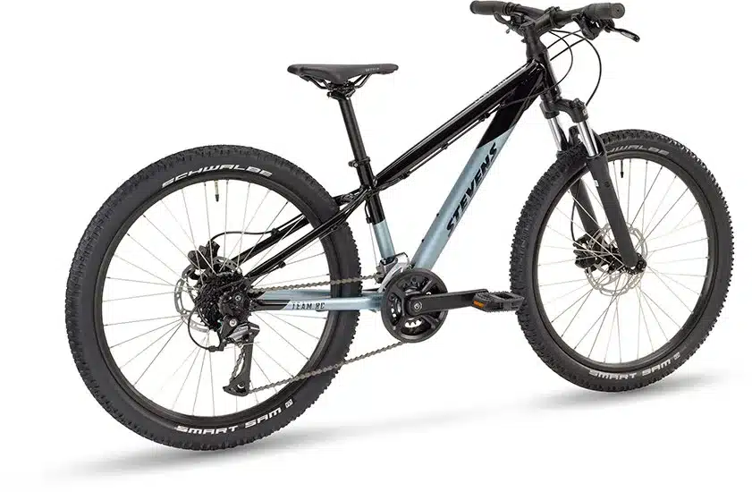 Seitenansicht eines Stevens Team RC 24 Junior-Trail-Bikes in Schwarz und Hellblau.