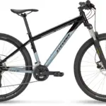 Ein Stevens Team RC 27.5 Jugend-Mountainbike in Schwarz und Hellgrau, freigestellt auf weißem Hintergrund.