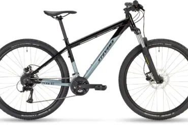 Ein Stevens Team RC 27.5 Jugend-Mountainbike in Schwarz und Hellgrau, freigestellt auf weißem Hintergrund.