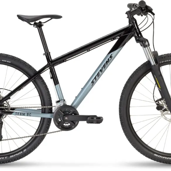 Ein Stevens Team RC 27.5 Jugend-Mountainbike in Schwarz und Hellgrau, freigestellt auf weißem Hintergrund.