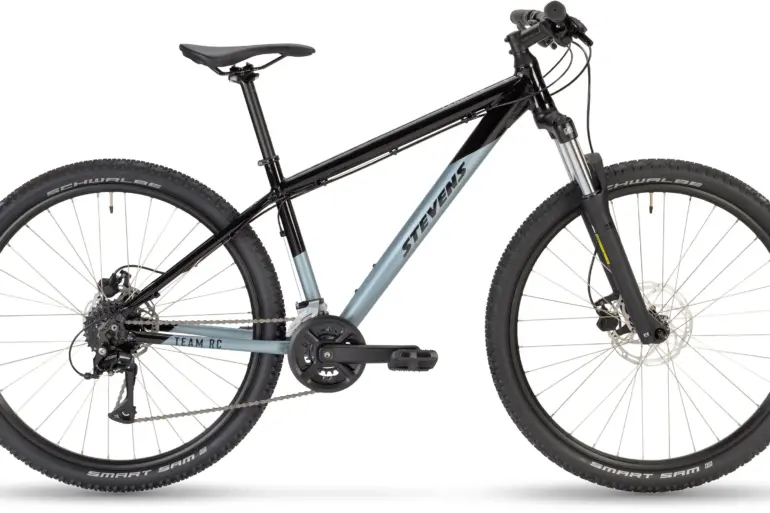 Ein Stevens Team RC 27.5 Jugend-Mountainbike in Schwarz und Hellgrau, freigestellt auf weißem Hintergrund.