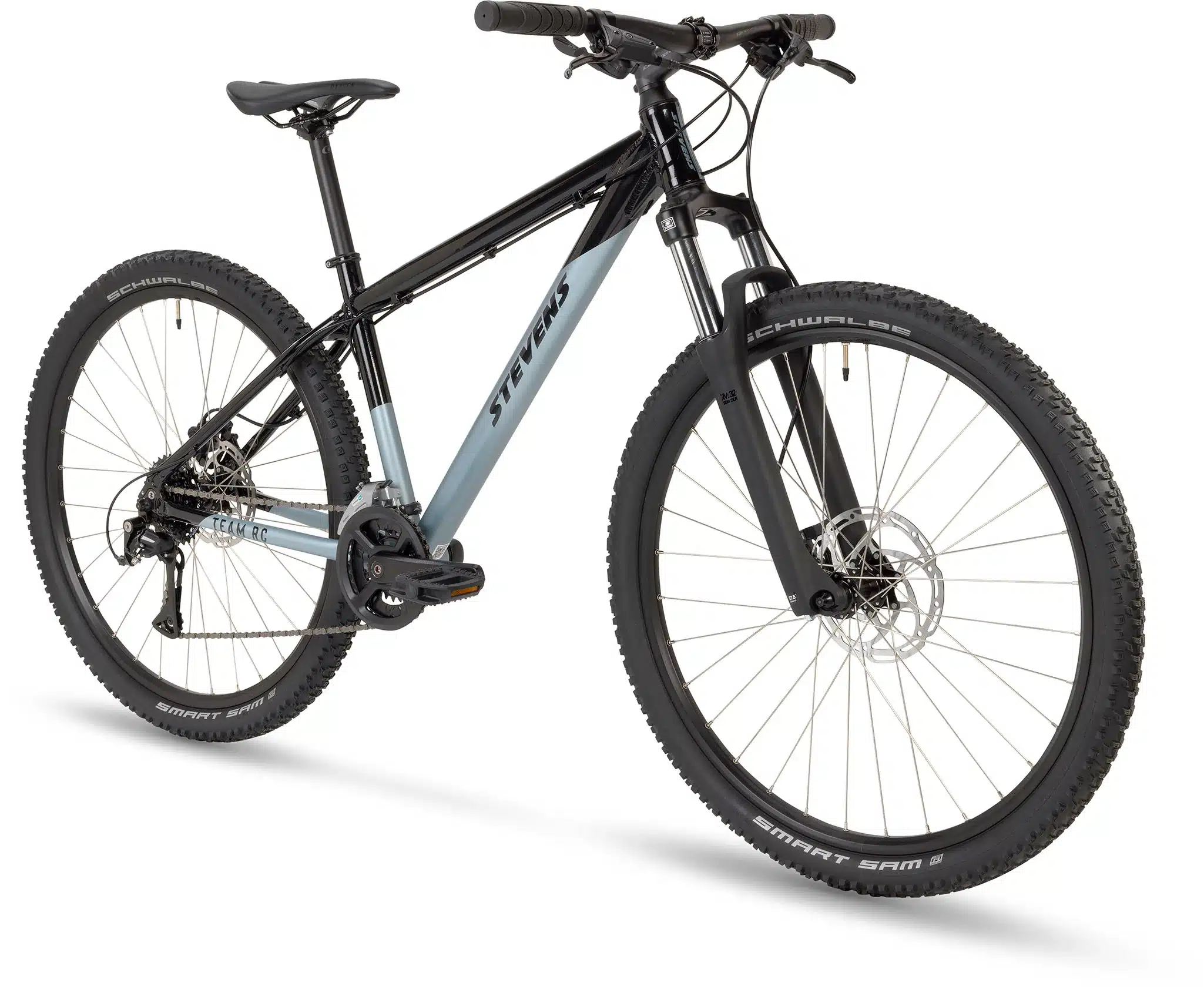 Seitenansicht des Stevens Team RC 27.5 Mountainbikes in Schwarz und Hellgrau mit 27,5-Zoll-Rädern und Schwalbe Smart Sam Reifen.