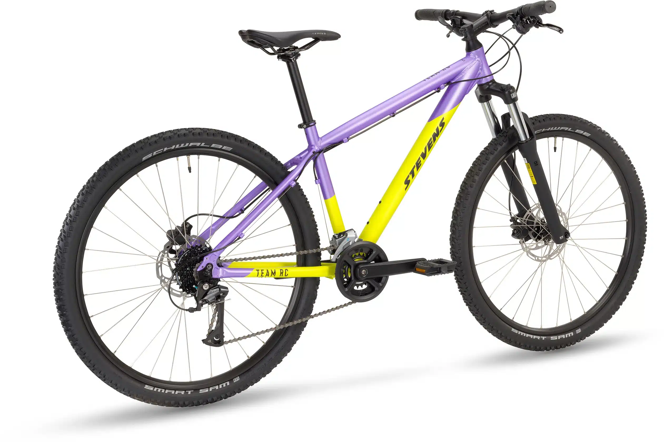 Violett-gelbes Stevens Team RC 27.5 Jugend-Mountainbike mit 27,5-Zoll-Laufrädern und Federgabel.
