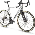 STEVENS Vapor 2x12 Cyclocrosser in Silber mit schwarzen Akzenten, Fokus auf das Vorderrad und die Gabel.