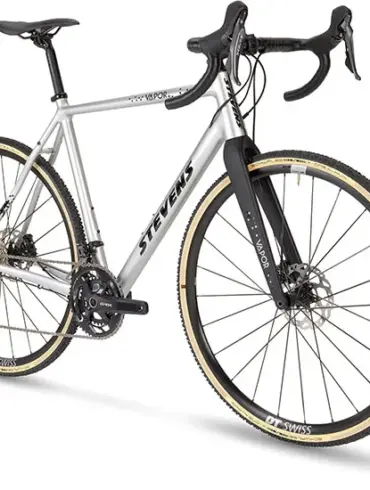 STEVENS Vapor 2x12 Cyclocrosser in Silber mit schwarzen Akzenten, Fokus auf das Vorderrad und die Gabel.