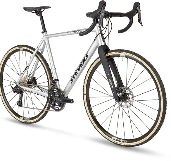 STEVENS Vapor 2x12 Cyclocrosser in Silber mit schwarzen Akzenten, Fokus auf das Vorderrad und die Gabel.