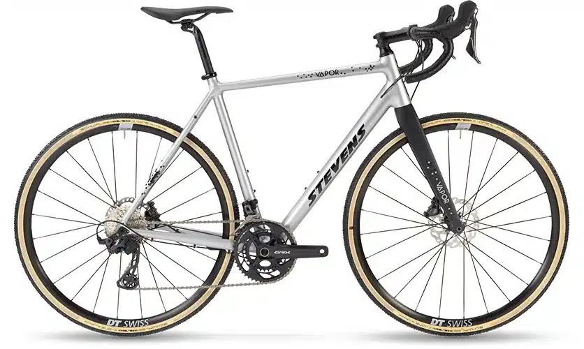 Silbernes STEVENS Vapor 2x12 Cyclocross Rennrad von der Seite betrachtet, mit Schwalbe X-One Allround Reifen und DT Swiss Laufrädern.