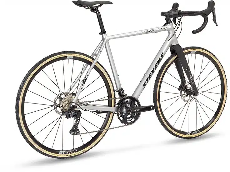 STEVENS Vapor 2x12 Cyclocross Fahrrad, silberner Aluminiumrahmen mit schwarzen Akzenten, Vollcarbon-Gabel, Shimano GRX 2x12-Antrieb, DT Swiss Laufräder mit Schwalbe X-One Allround Reifen.