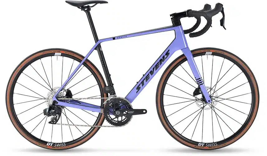Stevens Xenith Endurance-Rennrad mit Carbonrahmen in Lavendel, ausgestattet mit Scheibenbremsen und Felgen der Marke DT Swiss.