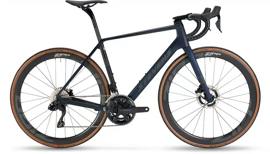 Seitenansicht eines Stevens Xenith Endurance-Rennrads in Dunkelblau mit braunen Reifenflanken.