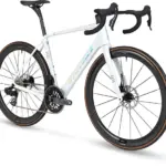 Stevens Xenith Endurance-Rennrad in weiß mit Carbonrahmen, dunklen Felgen und braunen Reifen.