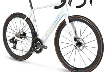 Stevens Xenith Endurance-Rennrad in weiß mit Carbonrahmen, dunklen Felgen und braunen Reifen.