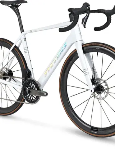 Stevens Xenith Endurance-Rennrad in weiß mit Carbonrahmen, dunklen Felgen und braunen Reifen.