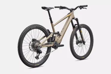Spezialisiertes Turbo Kenevo SL 2 Expert E-Mountainbike in Beige mit schwarzen Akzenten, von der Seite betrachtet