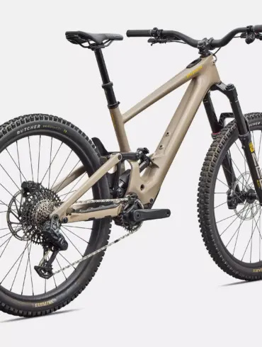 Spezialisiertes Turbo Kenevo SL 2 Expert E-Mountainbike in Beige mit schwarzen Akzenten, von der Seite betrachtet